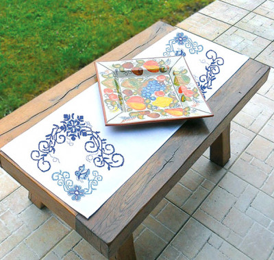 Chemin de table fleurs et papillons bleus