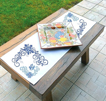 Chemin de table fleurs et papillons bleus