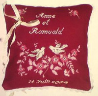 Coussin de mariage colombes et fleurs roses